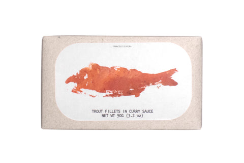 conserve de filets de truite en sauce curry dans um emballage en carton, vue frontale