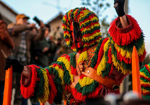 Careto de Podence portant un masque en toile au nez pointu et un costume aux couleurs vives lors des célébrations de Carnaval à Trás-os-Montes au Portugal