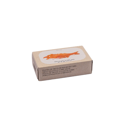 conserve de filets de truite en sauce curry dans un emballage en carton, vue latérale