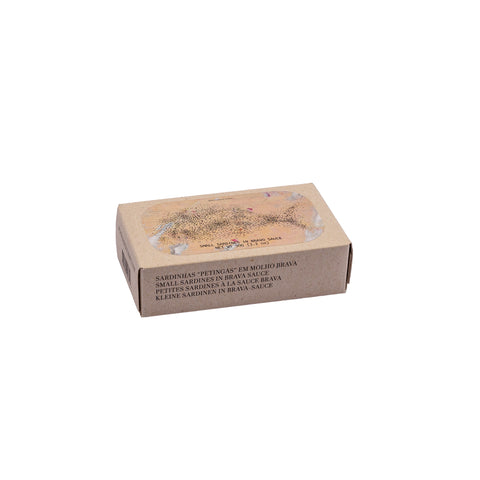 conserve de petites sardines en sauce brava dans un emballage en carton, vue latérale