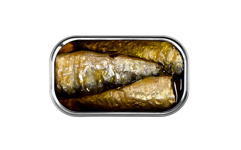conserve de sardines fumées à l'huile d'olive vierge extra ouverte, vue d'en haut